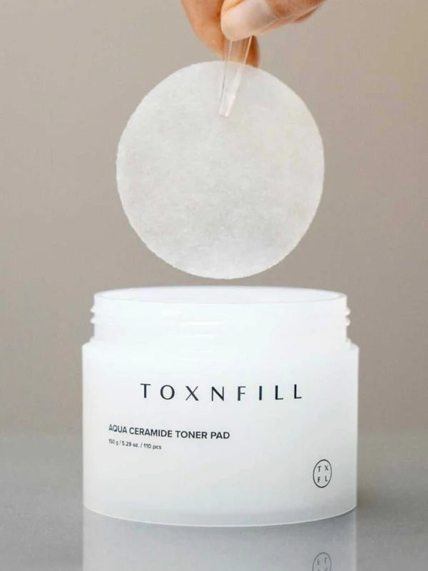 Toxnfill Aqua Ceramide Toner Pad – dischetă scoasă din ambalaj, gata de utilizare.