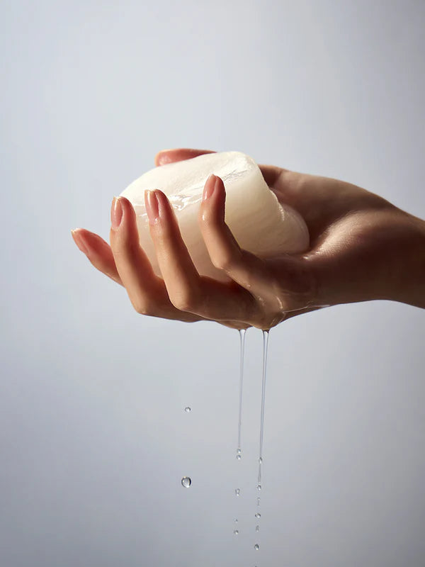 Dischete Toxnfill Aqua Ceramide Toner Pad îmbibate cu toner pentru hidratare și exfoliere delicată.